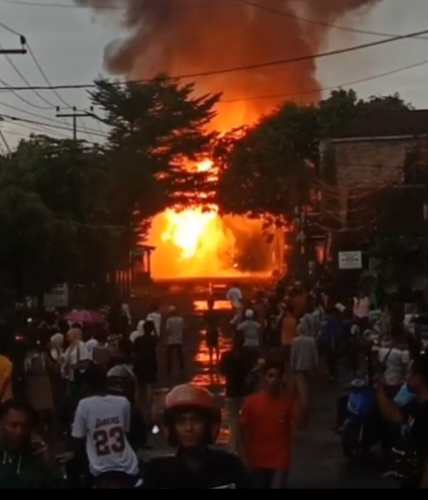 Mobil Terbakar di Cibarengkok, Diduga Dipicu Kebocoran Tabung LPG